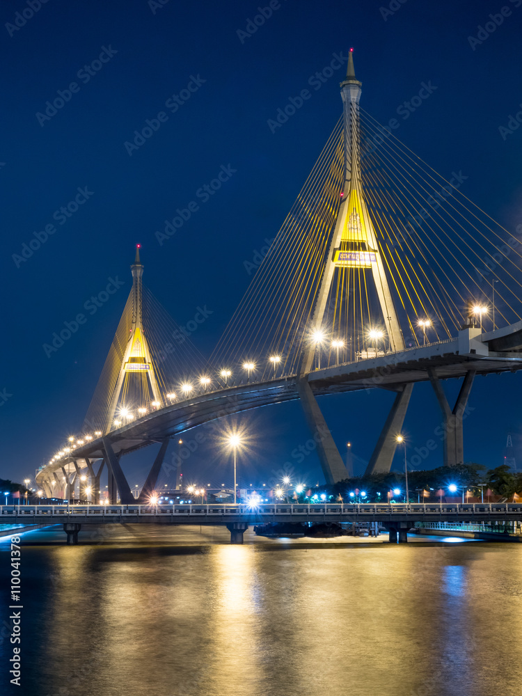 Obraz premium Industrial ring bridges in Bangkok under twilight sky