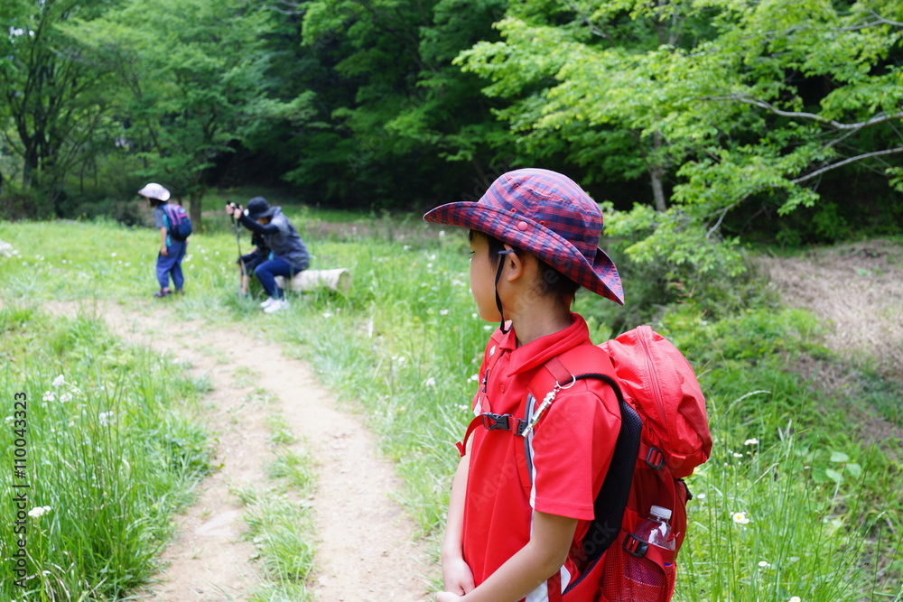ハイキング 山歩きを楽しむ少年 ハイキング 山歩きを楽しむ少年