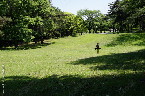 芝生の公園　遊ぶ　子ども © Yuko