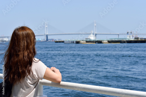 公園から港を眺める女性