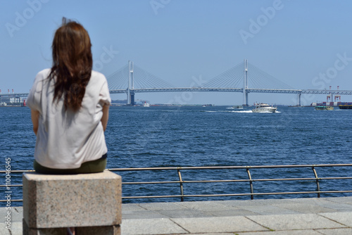 公園から港を眺める女性 © Kav