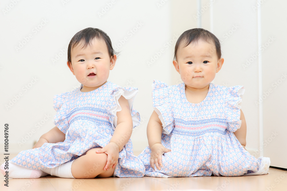 かわいい双子の赤ちゃん 日本人 アジア人 Stock 写真 Adobe Stock