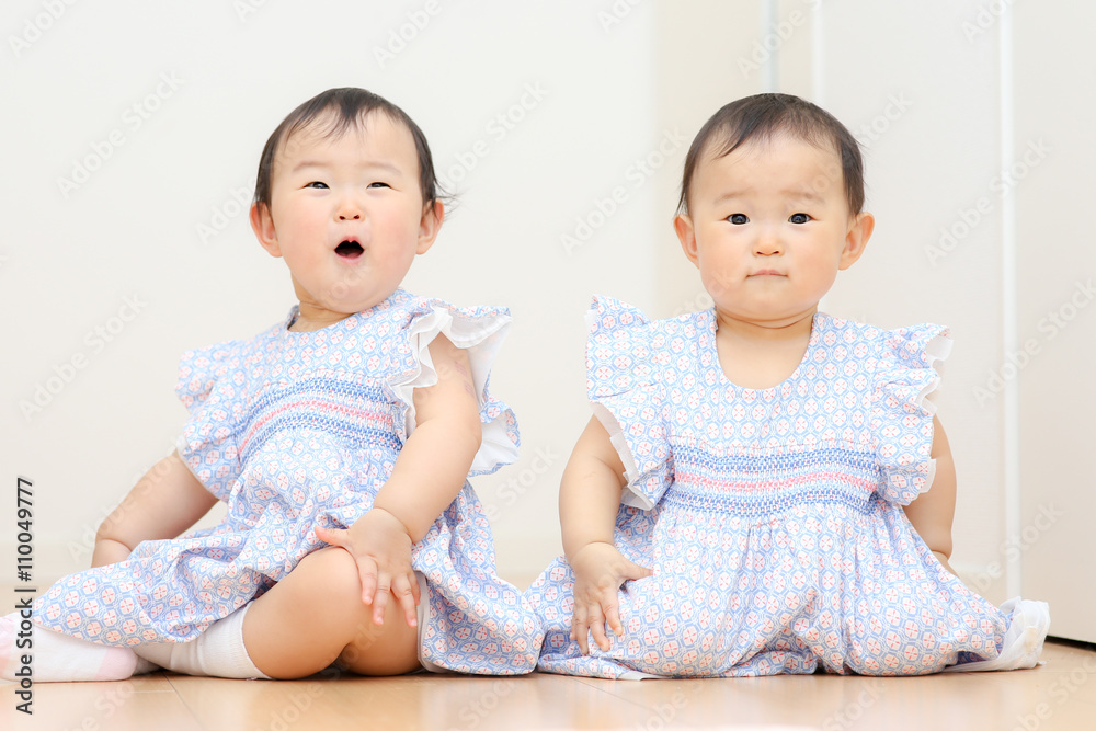 かわいい双子の赤ちゃん 日本人 アジア人 Stock Photo Adobe Stock