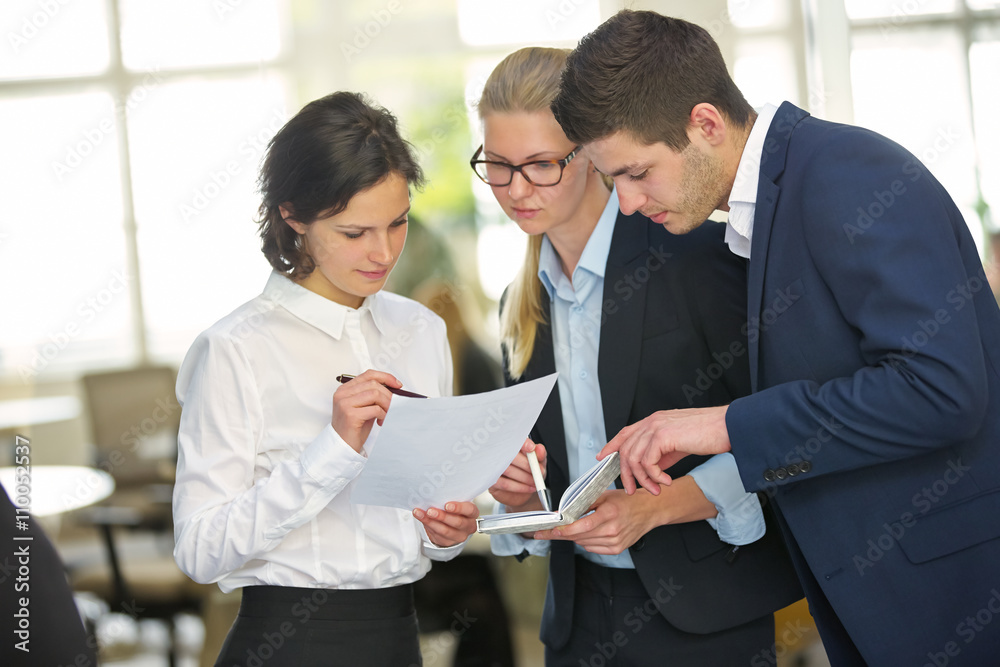 Obraz premium Business Team redet über Vertrag im Meeting