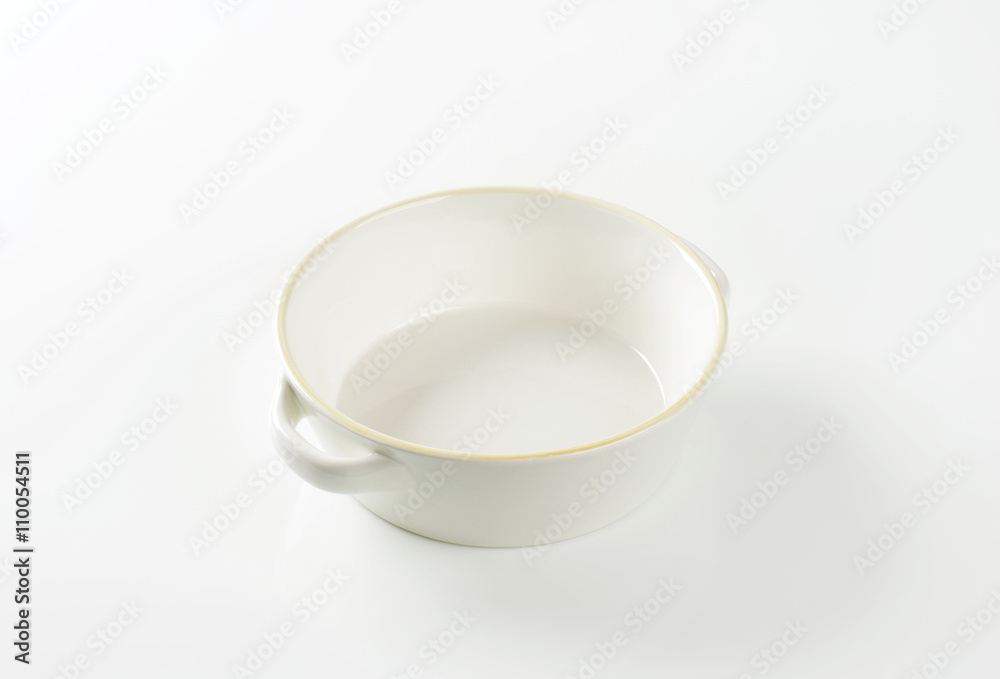 Round white ceramic dish Round white ceramic dish