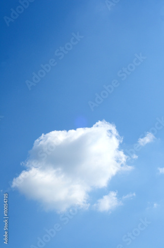 cumulo in un bel cielo azzurro  verticale  
