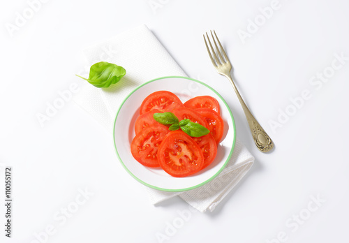 sliced tomato with basil