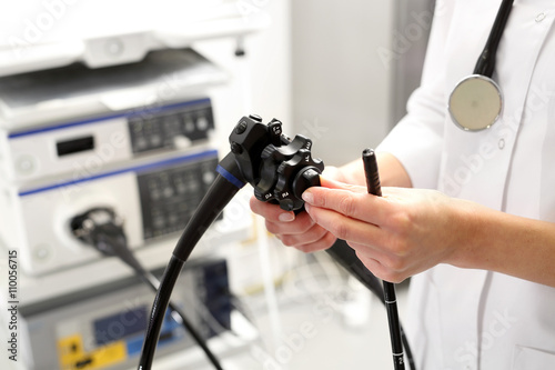 Lekarz gastrolog z sondą do wykonywania gastroskopii i kolonoskopii © Robert Przybysz