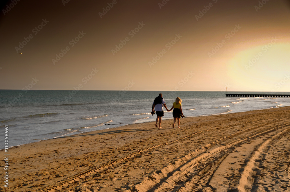 Obraz premium beach walk evening sun