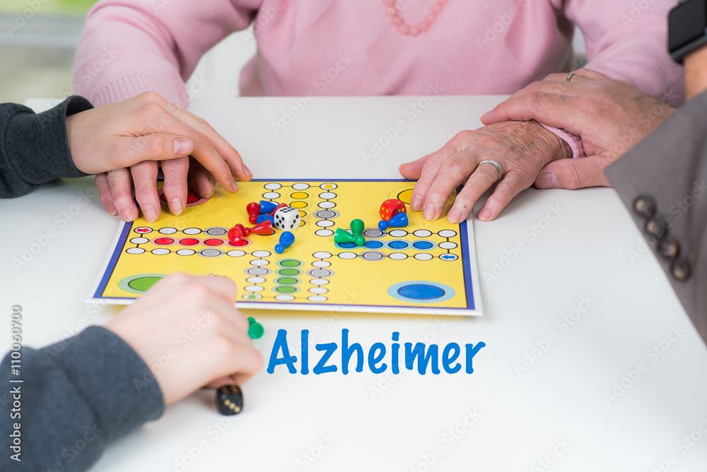 Obraz premium familie spielt mit alzheimer erkrankten seniorin