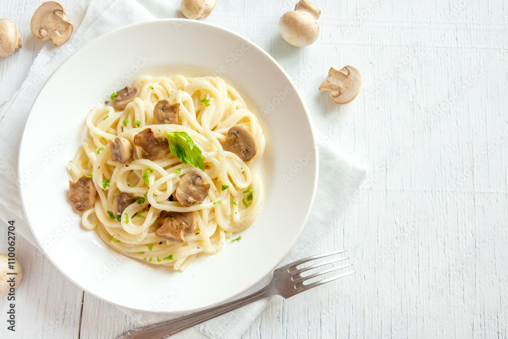 Spaghetti pasta with mushrooms