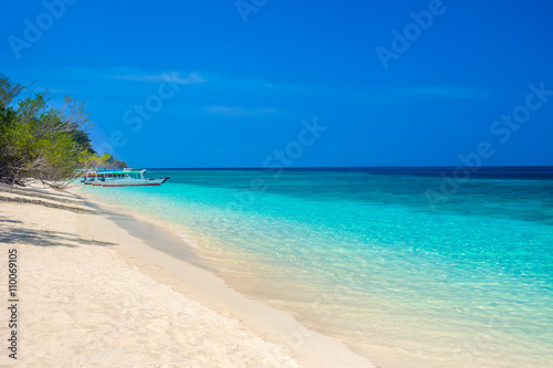 Fototapeta Naklejka Na Ścianę i Meble -  Beautiful beach and tropical turquoise sea