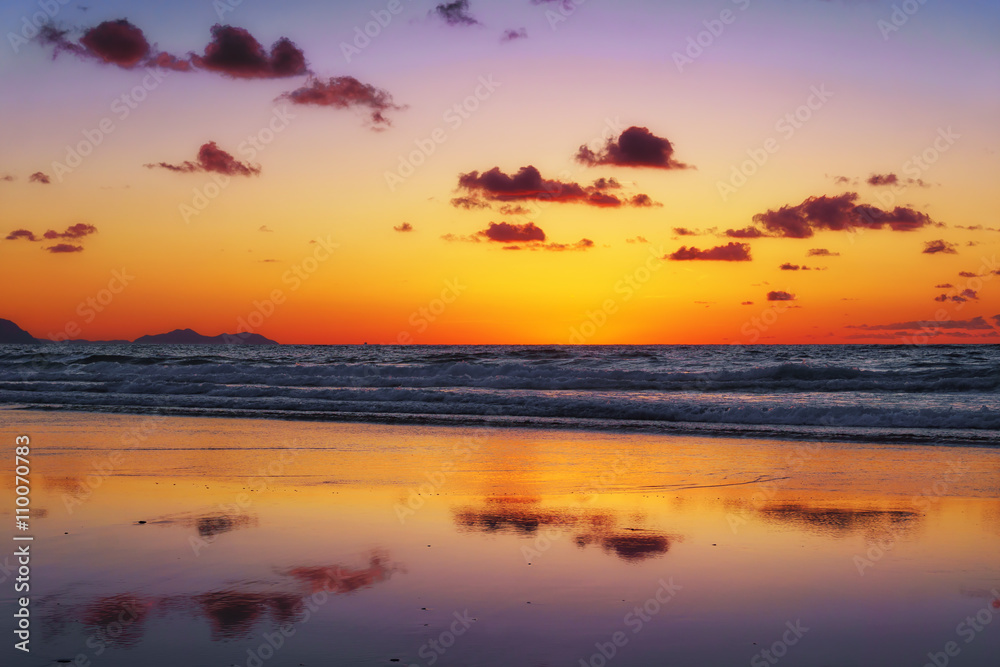 Fototapeta premium sunset on beach with cloud reflections