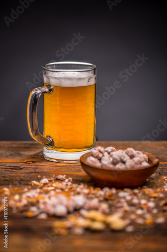 Fototapeta Naklejka Na Ścianę i Meble -  Peanuts and beer