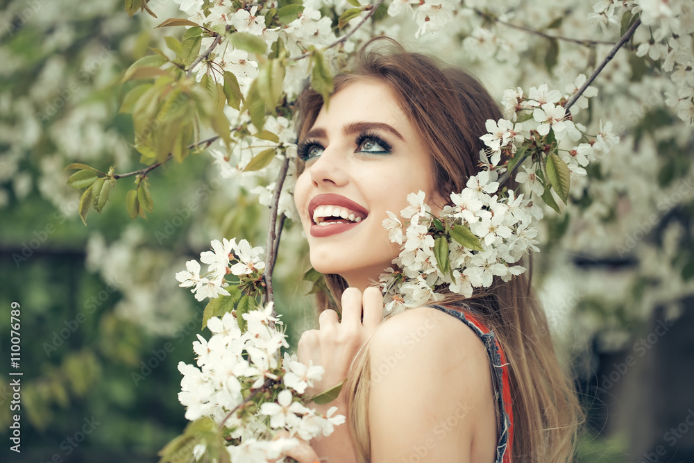 Fototapeta premium Beautiful girl in blossom garden