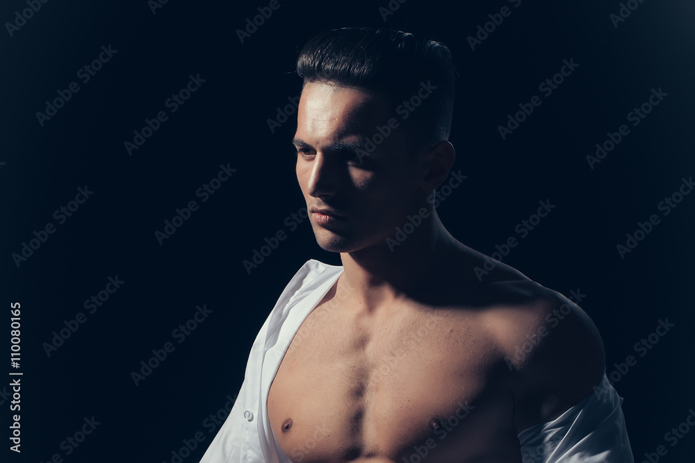 Naklejka premium Sexy muscular man