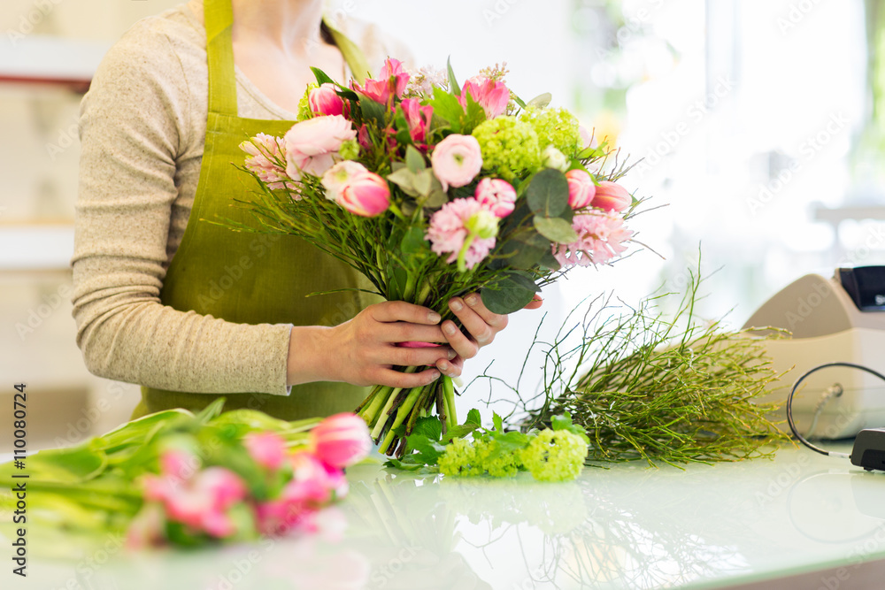 close up of woman making bunch at flower shop - obrazy, fototapety, plakaty 