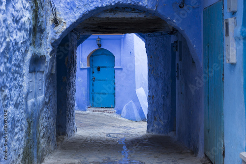 Viaje entre las hermosas calles de la ciudad azul de Chefchaouen en Marruecos © Antonio ciero