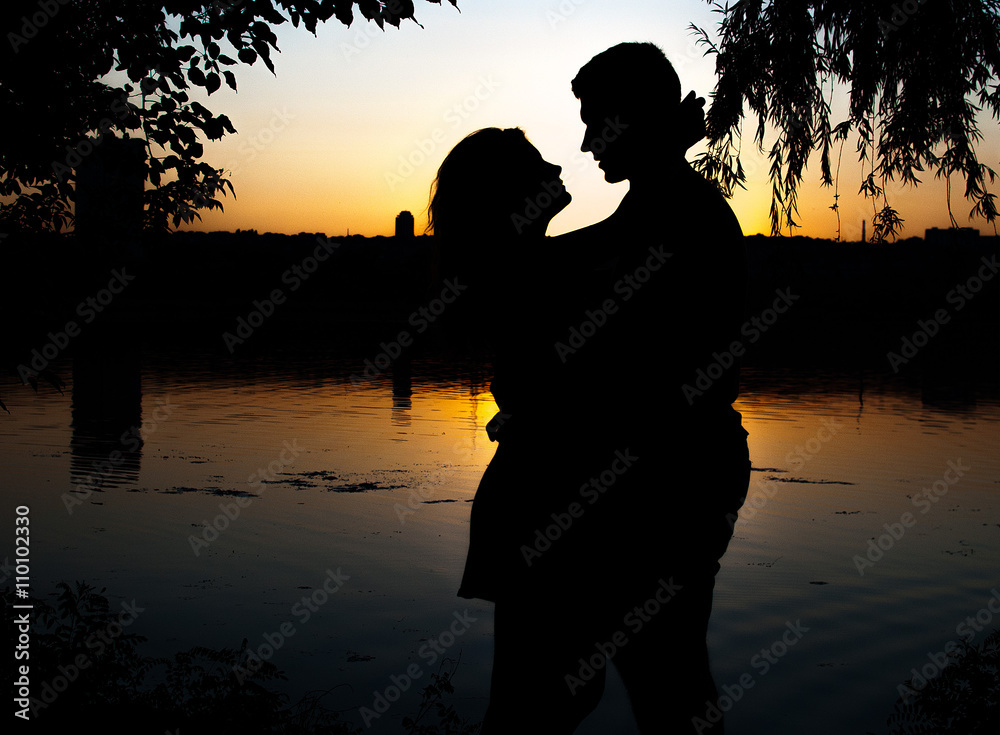 Влюбленная пара на берегу реки