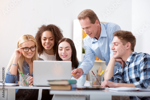 Teacher explaining students in the classroom © zinkevych