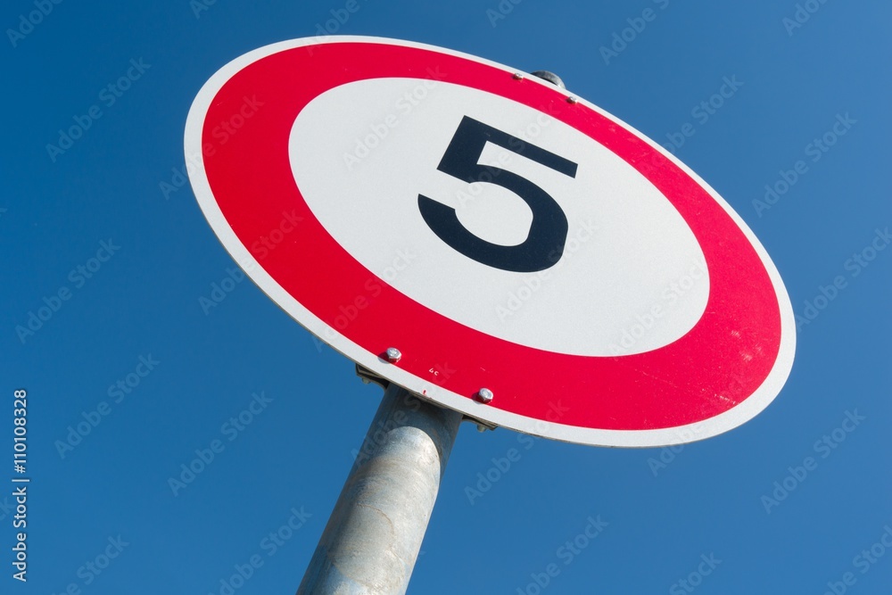 Deutsches Verkehrszeichen: Geschwindigkeitsbegrenzung 5 km/h