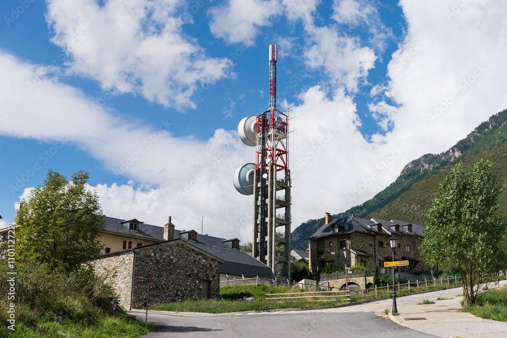 Obraz premium Antenas de telefonía de Benasque en Aragón