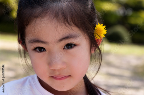 黄色い花飾りをつけた日本人の子供の女の子 Stock Photo Adobe Stock