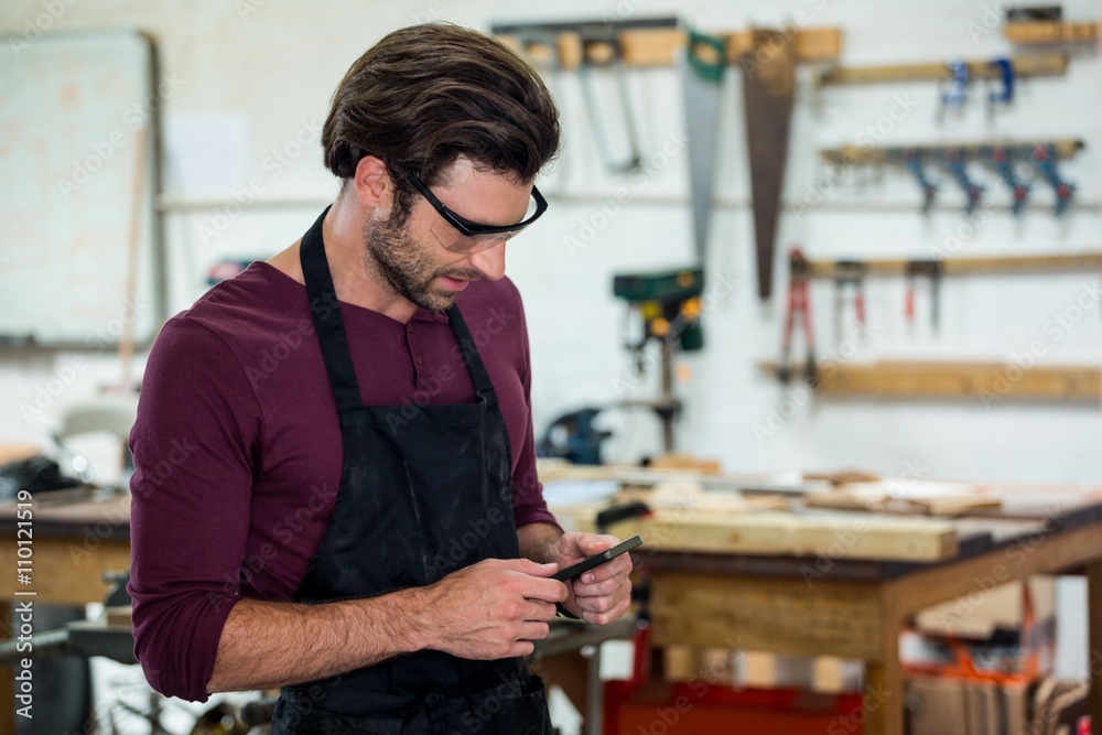 Obraz premium Carpenter on the phone