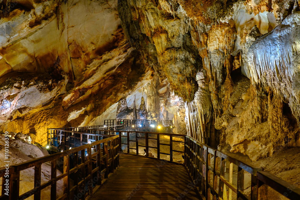 Explore Paradise cave in Vietnam Explore Paradise cave in Vietnam