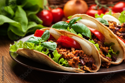 Canvas Print Mexican tacos with minced meat, beans and spices
