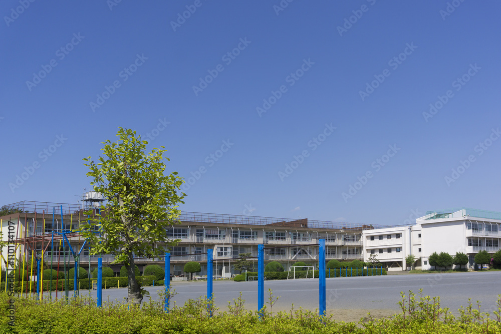建物 学校校舎 イメージ 遊具 グラウンド 緑 快晴 青空 建物 学校校舎 イメージ 遊具 グラウンド 緑 快晴 青空