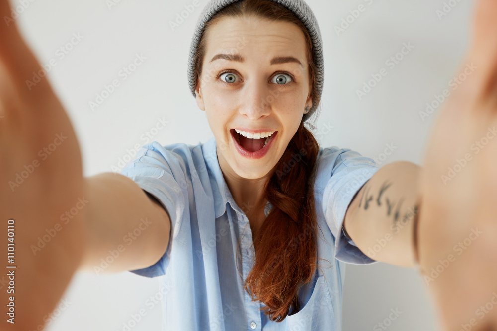 Φωτογραφία Portrait of young redhead woman wearing blue T-shirt screaming with excitement and joy