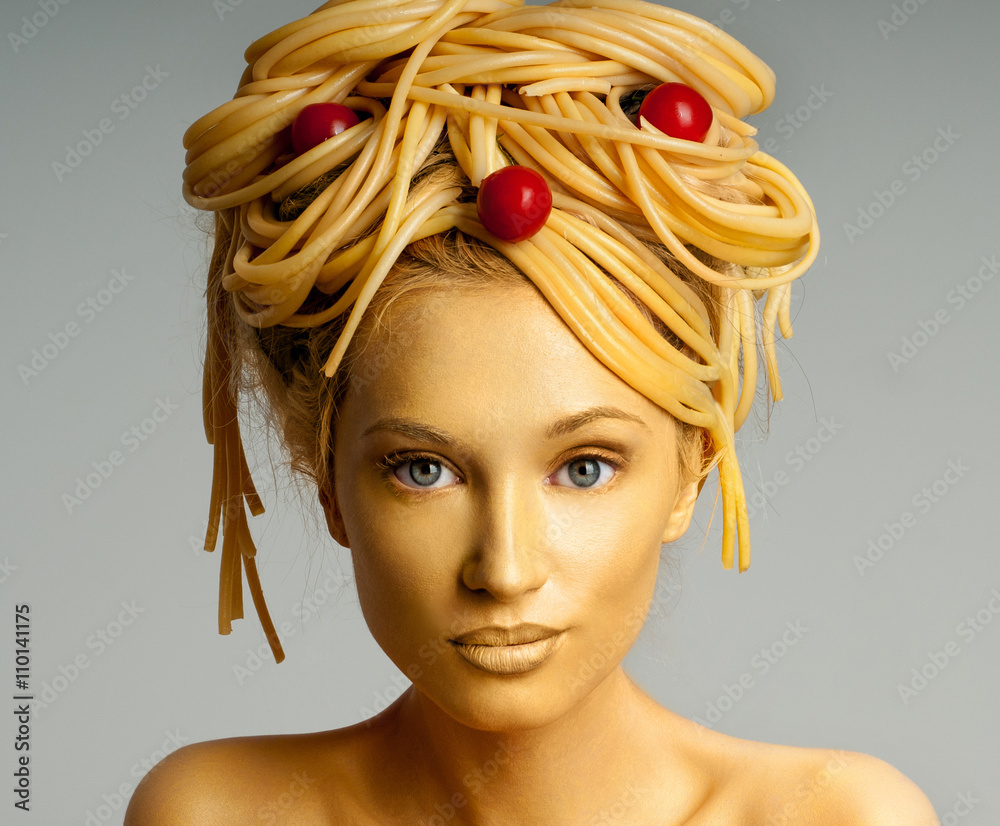 Foto de Portrait of a woman with a lot of pasta on head. Pasta with