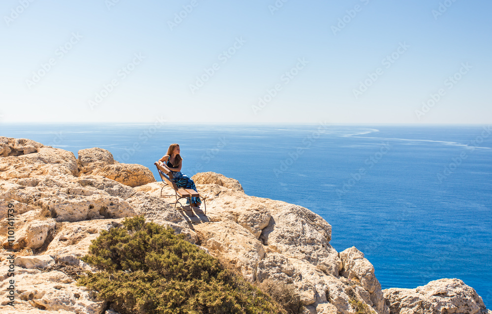 Obraz premium Free Happy Woman Enjoying Nature. Beauty Girl Outdoor. Freedom concept. 
