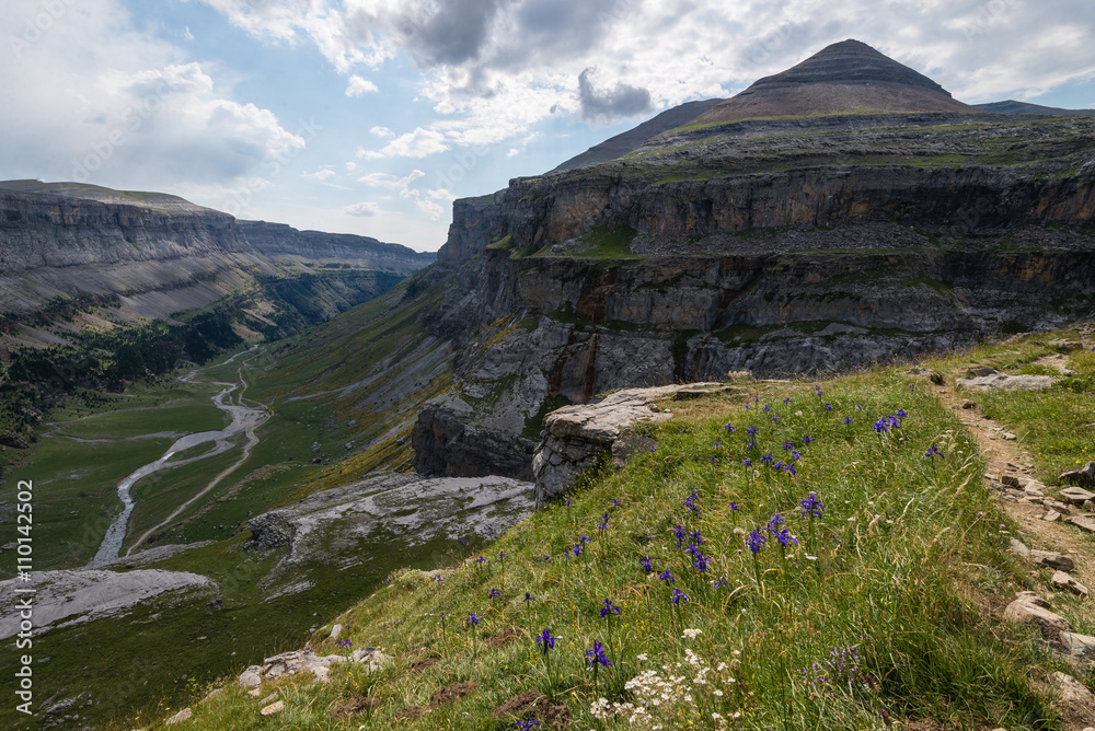 Obraz premium Dramatic landscape of Ordesa National Park, Pyrenees, Spain. Photo of valley.