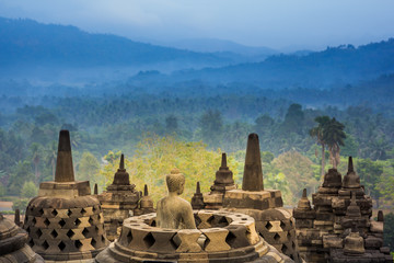Ingelijste posters Indonesië Borobudur tempel op Java bij zonsopgang  © happystock