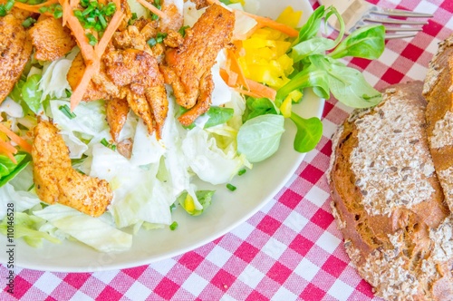 Blattsalate mit gegrillten Putenstreifen und Gebäck