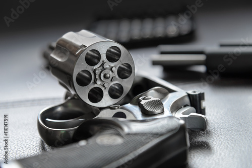Obraz na plátně 0,357 Caliber Revolver pistole, Revolver otevřít připraveni dát kulky