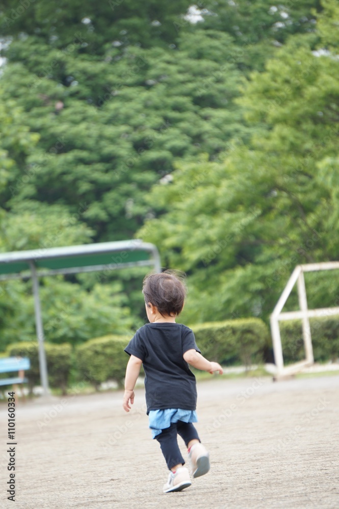 グランドをかける一歳児