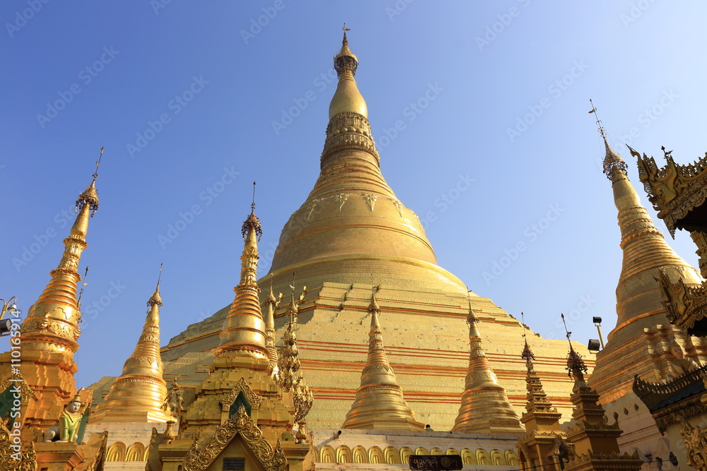 Fototapeta premium Shwedagon Paya pagoda Myanmer famous sacred place and tourist attraction landmark,Yangon, Myanmar