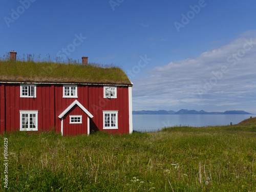 Grasdachhaus in Nordnorwegen photo