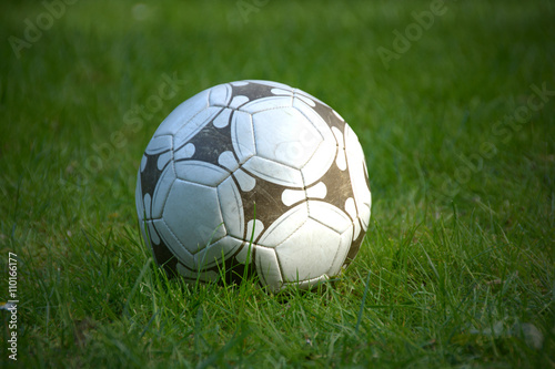 Fußball auf Rasen im Sonnenschein © endlesssea2011