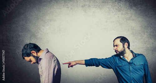Foto men pointing on each other
