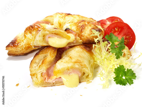 Croissant mit Schinken und Käse gefüllt
