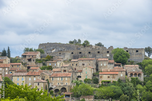Bannes/village ardéchois avec ruine de château