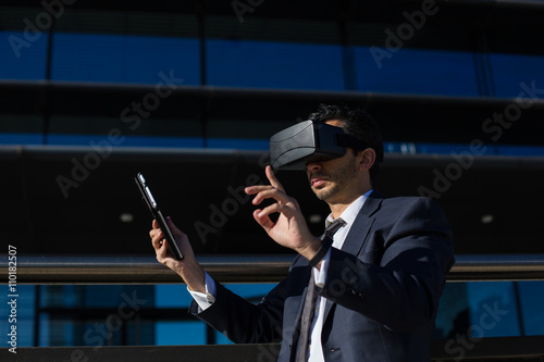Tapety artystyczne Businessman using tablet computer and virtual reality glasses