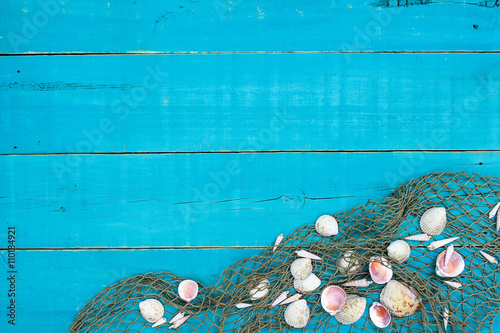 Canvas Print Blank wood sign with seashells in fish net border