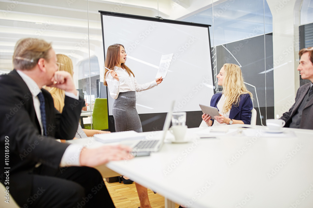 Frau hält Vortrag bei einer Präsentation Stock Photo | Adobe Stock