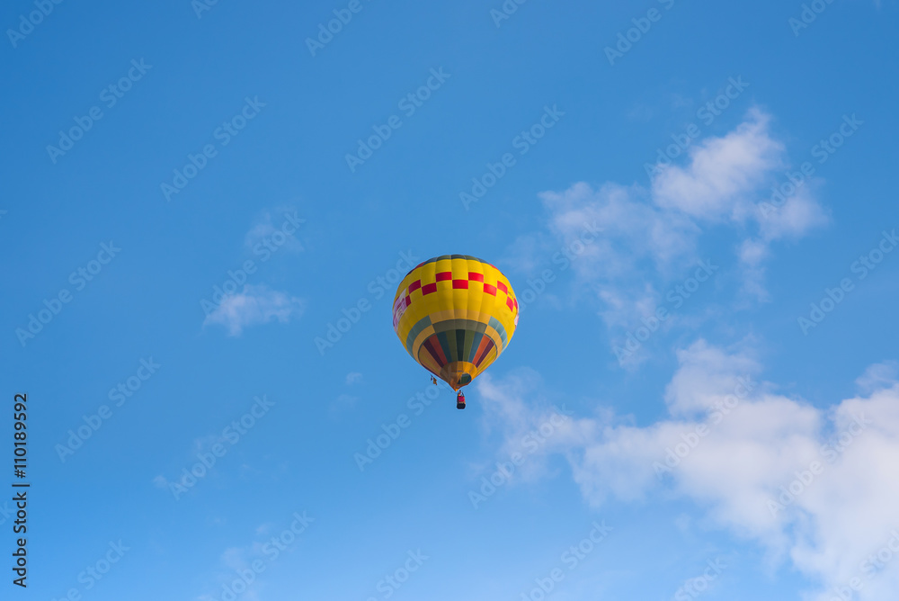 Fototapeta premium Hot air balloon over blue sky