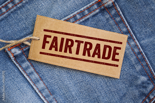 Jeansstoff, Jeanshose mit Label Anhänger Schild Jeans und Fairtrade  photo